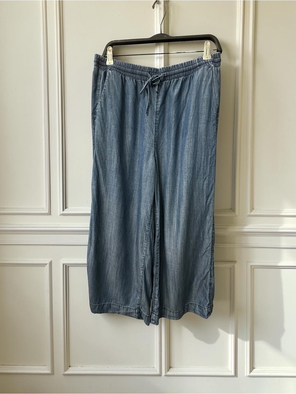 Chico’s Chambray Style High Rise Wide Leg  Crop Pants. Blue. Size: 1
